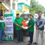 Zulfikar Damam Ikhwanto Ketua PC. GP Ansor Jombang saat membagikam sembako