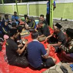 Satkoryon Banser Krejengan Bantu Siapkan Makan Sahur untuk Warga Terdampak Banjir