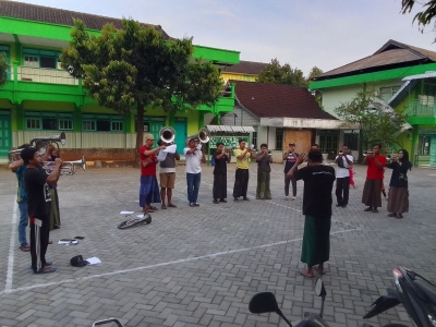 Ansor Tebuwung Penuh Semangat Siapkan Korsik Jelang Upacara Detik Detik Proklamasi Kemerdekaan RI Ke 80
