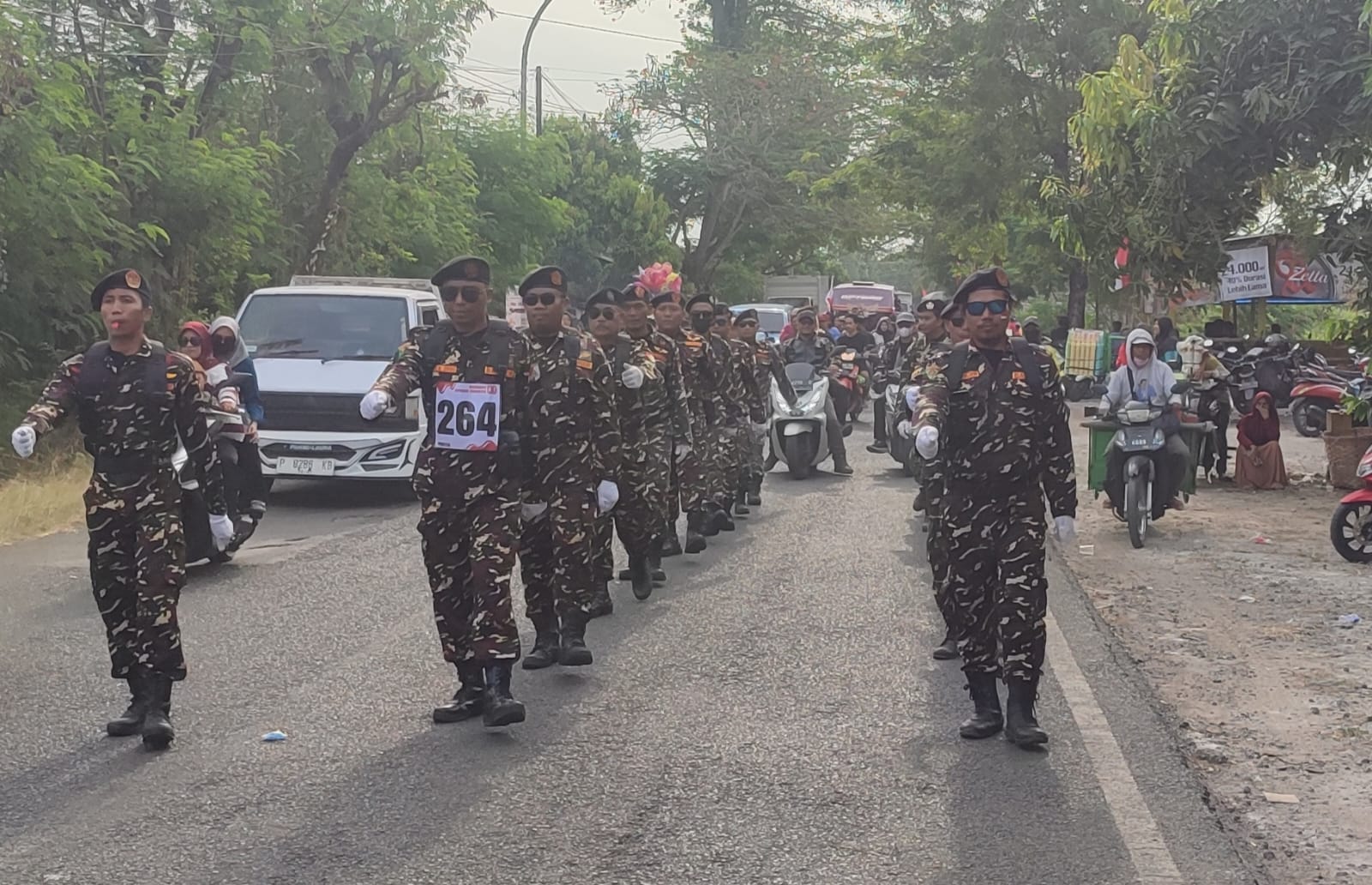 Banser dan Fatayat NU Dukun Semangat Ikuti Gerak Jalan Semarak HUT ke-80 RI