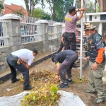 Pasca Kerusuhan, Banser Surabaya Turun Tangan dalam Aksi Sosial Bersama Polresta