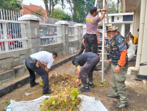 Pasca Kerusuhan, Banser Surabaya Turun Tangan dalam Aksi Sosial Bersama Polresta