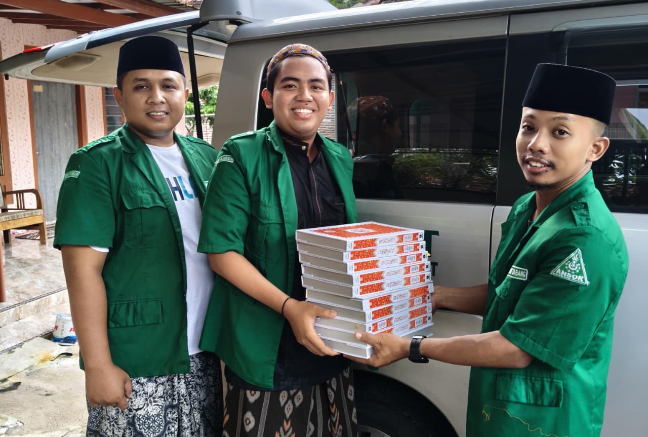 Sambut Ramadan, Ansor Krejengan Bagikan Al-Qur’an untuk TPQ