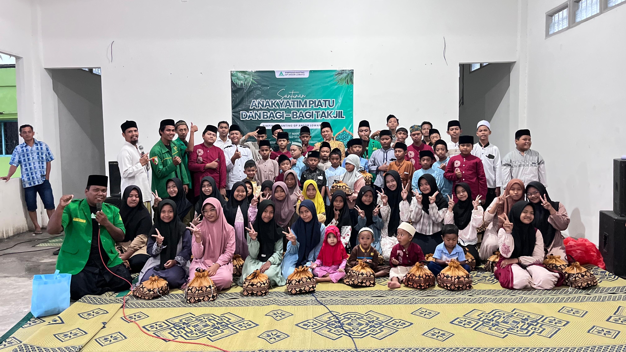 Gelar Bagi-Bagi Takjil dan Santunan Anak Yatim Ansor Lowayu Ajak Peduli dan Berkontribusi